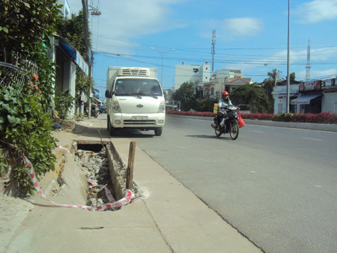 Nắp cống bị sụp bể