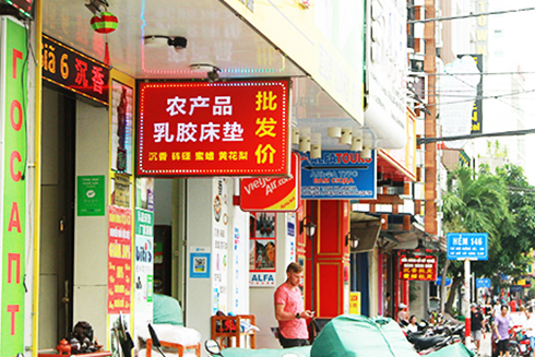 Một nhà hàng ở góc đường Hùng Vương - Trần Quang Khải treo bảng quảng cáo toàn chữ Trung Quốc.