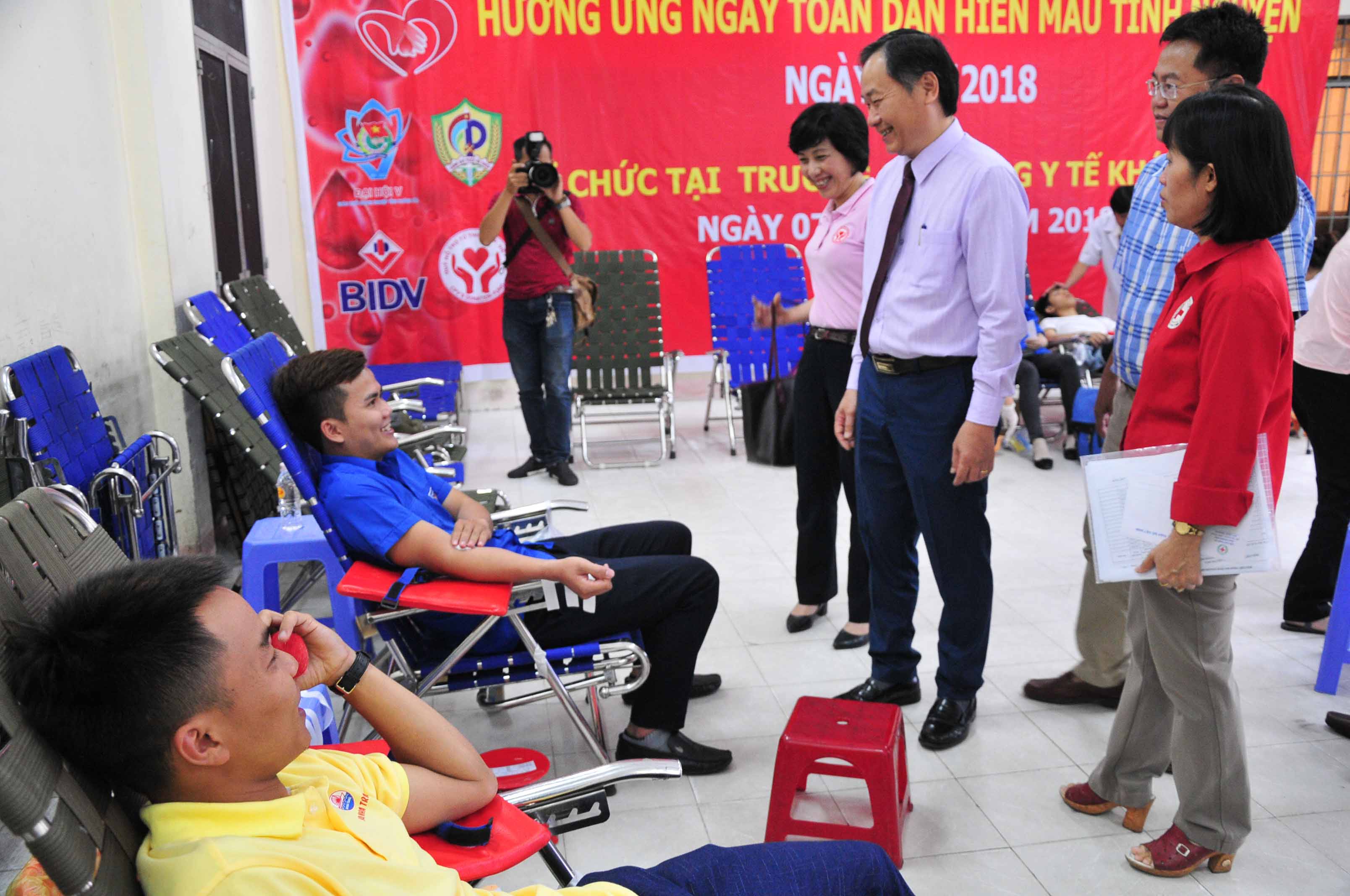 Lãnh đạo tỉnh thăm hỏi, động viên người tham gia hiến máu tình nguyện