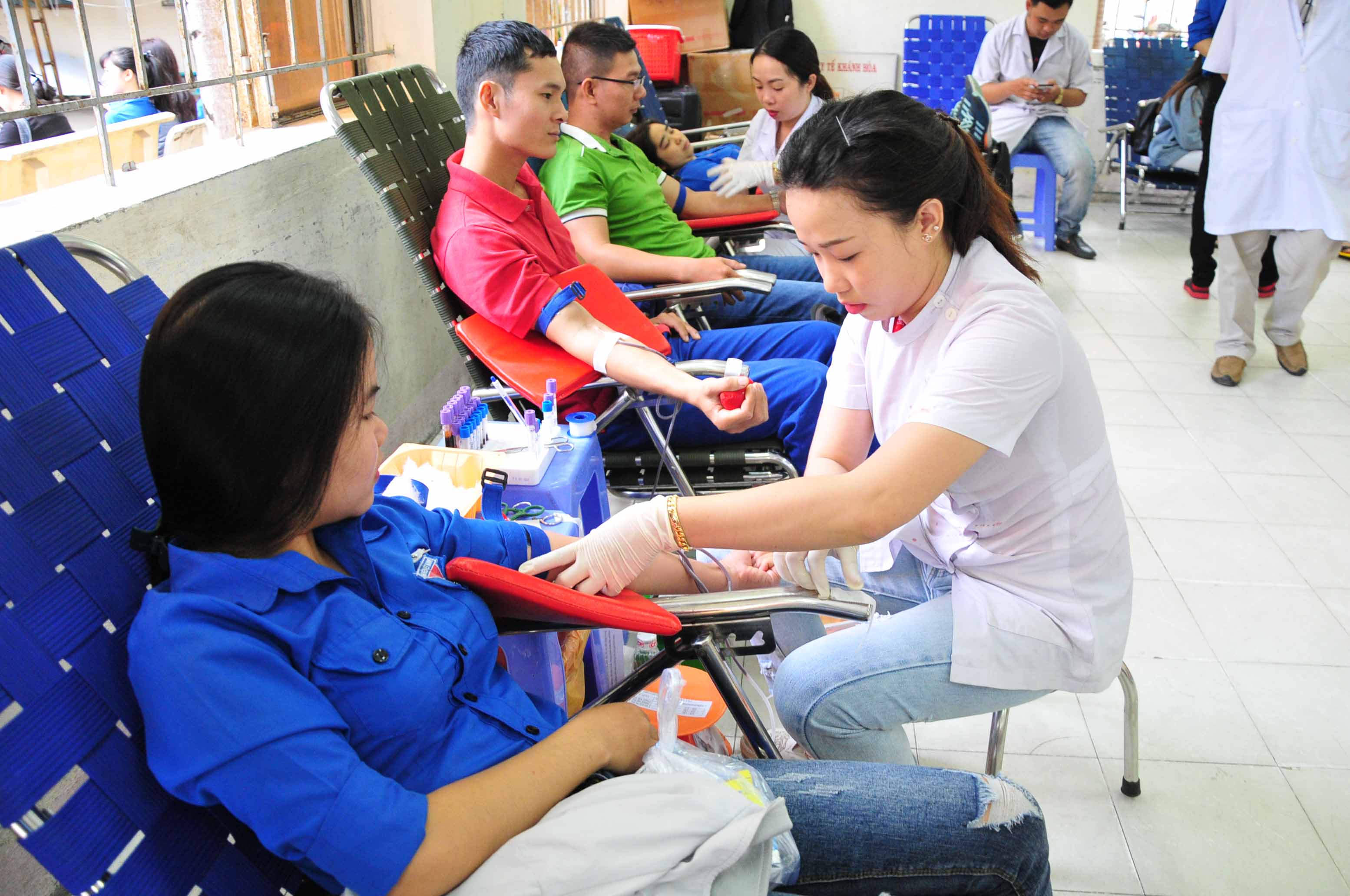 Các sinh viên tham gia hiến máu tình nguyện