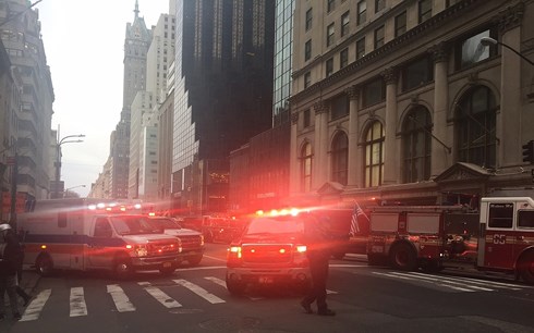 Xe cứu hỏa có mặt tại Tòa tháp Trump khi vụ cháy xảy ra. Ảnh: AP