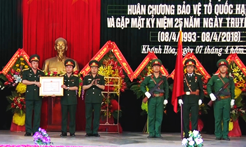 Thiếu tướng Phùng Ngọc Sơn trao  Huân chương cho đơn vị.