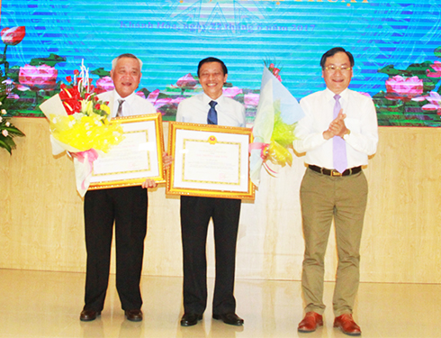 Đồng chí Nguyễn Đắc Tài - Phó Chủ tịch UBND tỉnh trao Giải thưởng  Nhà nước về Văn học - Nghệ thuật cho nhạc sĩ Hình Phước Long  và nhà biên kịch Nguyễn Sĩ Chức. (