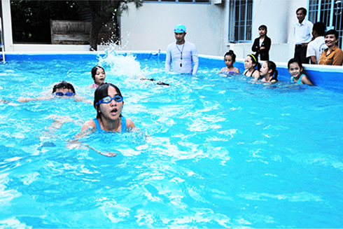 Lớp dạy bơi cho thiếu nhi tại Nhà Thiếu nhi Vạn Ninh.
