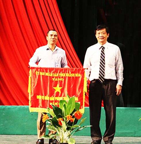 Đồng chí Trần Sơn Hải tặng cờ thi đua cho Trường Đại học Nha Trang. 