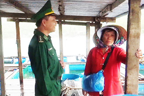 Cán bộ Đồn Biên phòng Cửa khẩu cảng Nha Trang  tuyên truyền tại chỗ cho ngư dân.