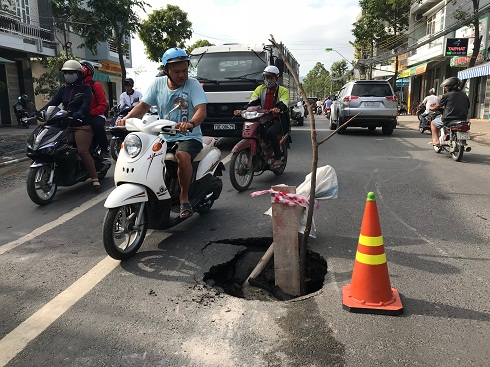 Đường Lê Hồng Phong lại xuất hiện hố tử thần