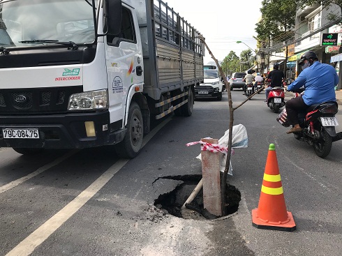 Hố tử thần xuất hiện đã khiến việc lưu thông trên đường Lê Hồng Phong bị chậm.