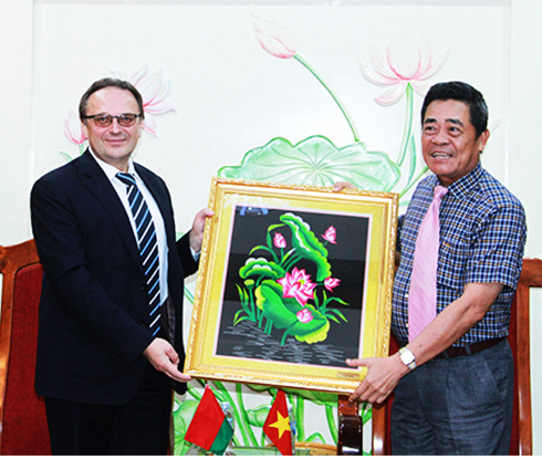 Ông Lê Thanh Quang (bên phải) tặng quà lưu niệm cho ngài Đại sứ Vladimir Goshin.