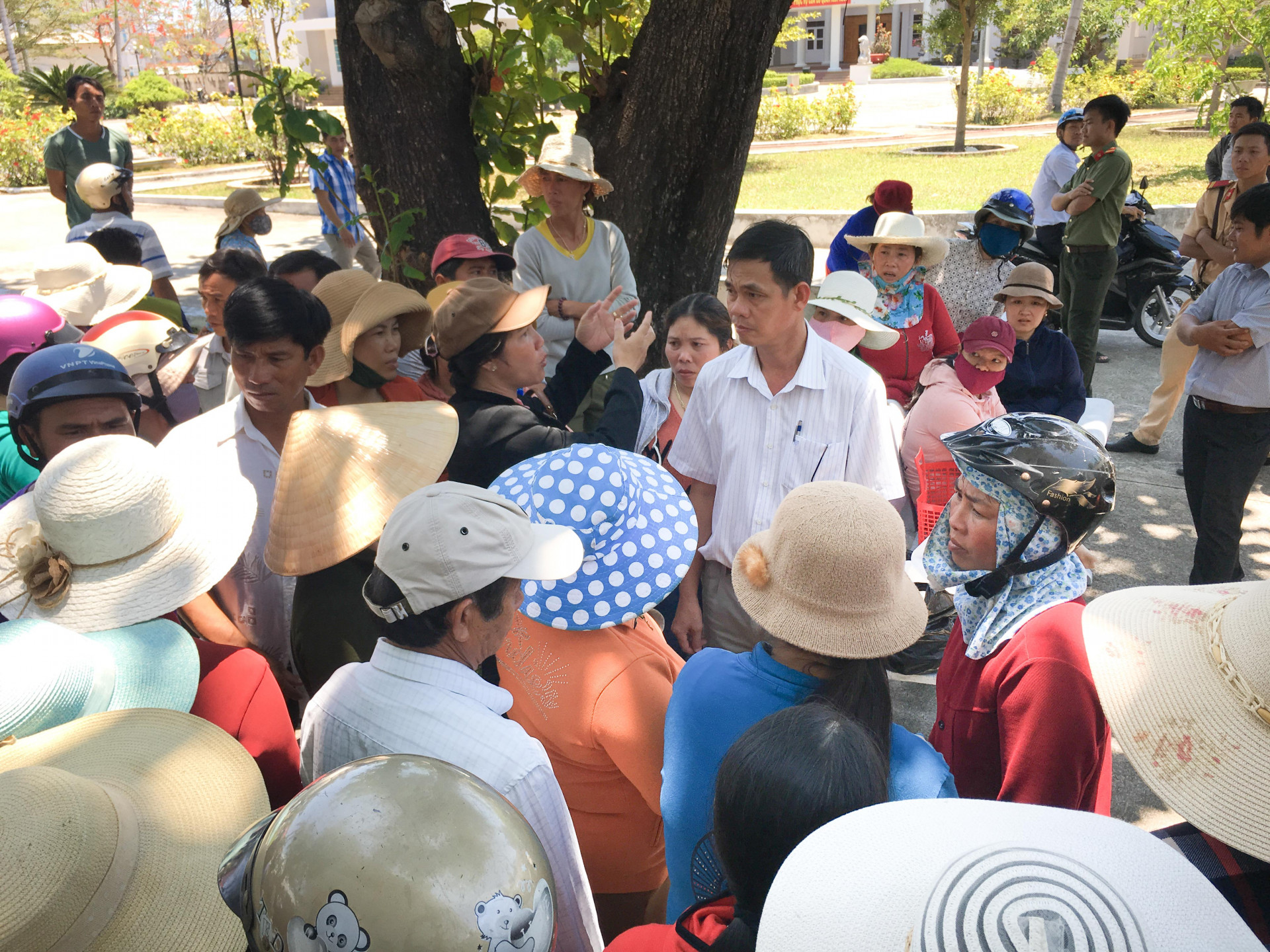 Đông đảo người dân có lồng bè nuôi trồng thuỷ hải sản tập trung về UBND huyện Vạn Ninh