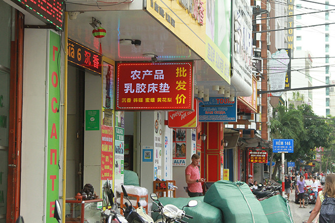 Lý do được nhiều chủ cơ sở kinh doanh đưa ra là bởi cửa hàng họ bán cho khách Trung Quốc nên phải ghi bằng tiếng Trung thì khách mới biết để vào mua hàng.