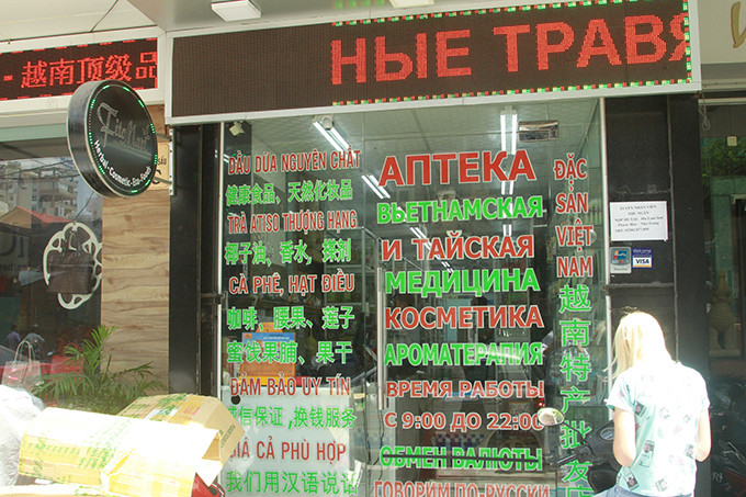 Cùng với tiếng Trung Quốc thì các thông tin quảng cáo được viết bằng tiếng Nga cũng xuất hiện với mật độ dày đặc ở các điểm kinh doanh.