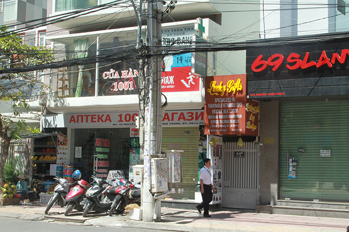 Tại những cơ sở kinh doanh như thế này, sự xuất hiện của tiếng Việt bỗng trở nên thật hiếm hoi. 