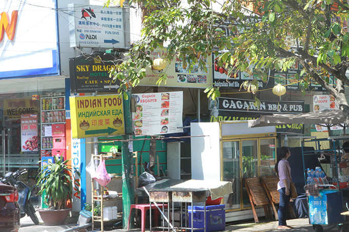 Các biển hiệu, bảng quảng cáo toàn chữ nước ngoài được đặt chi chít ở đầu một con hẻm trên đường Nguyễn Thiện Thuật (đoạn gần Trường dự bị đại học). 