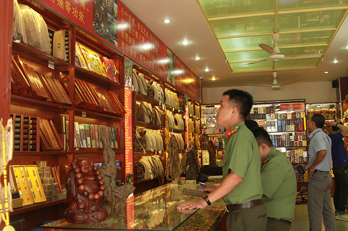 Bên trong một cửa hàng được chủ nhân  "trang trí " bằng nhiều tấm bảng quảng cáo toàn chữ Trung Quốc.