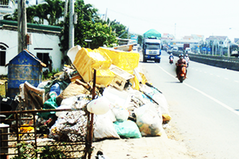 Phế liệu chiếm hành lang quốc lộ