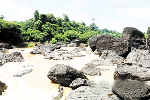Nằm ở trung tâm thị trấn Ea T’ling (huyện Chư Jút, tỉnh Đắk Nông), thác Trinh Nữ được xem là một điểm du lịch hấp dẫn với những nét đẹp địa chất nguyên thủy cùng những câu chuyện huyền bí.
