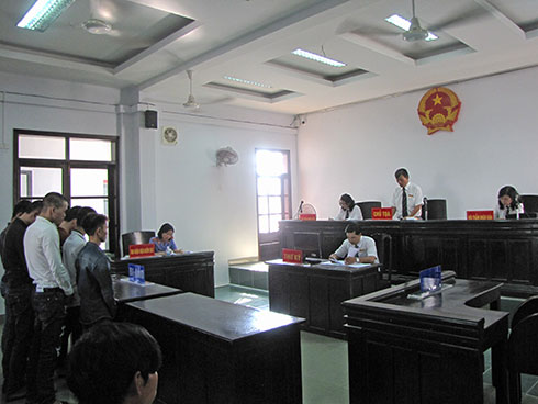 Lên mạng thách đánh, xuống đường chém người