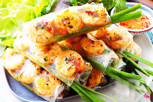 Tôm nướng sa tế cuộn rau thơm