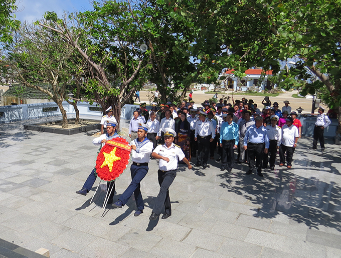 Lễ dâng hoa cho các chiến sỹ đã hy sinh tại đảo Trường Sa