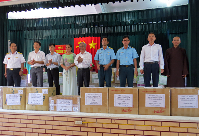  Ông Lê Xuân Thân trao tặng quà cho các chiến sỹ, người dân trên đảo Trường Sa