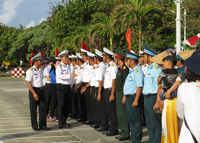 Chuẩn Đô đốc Phạm Xuân Điệp chúc mừng chiến sỹ và người dân trên đảo Song Tử Tây
