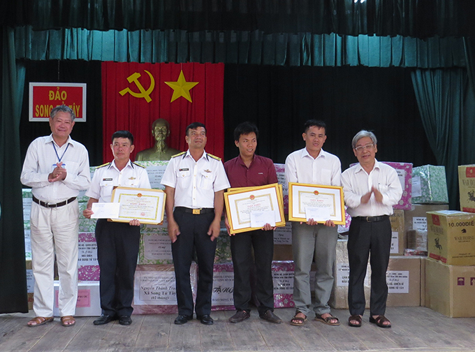Chiến sỹ, giáo viên ở Đảo Song Tử Tây nhận bằng khen, giấy khen của UBND tỉnh và Sở GIáo dục -Đào Tạo