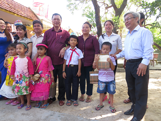 Ông Lê Xuân Thân tặng quà cho trẻ em ở đảo Sinh Tồn