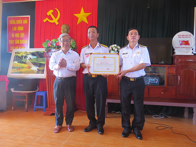 Ông Lê Xuân Thân tặng bằng khen của UBND tỉnh cho chiến sĩ và nhân dân trên đảo Trường Sa Đông