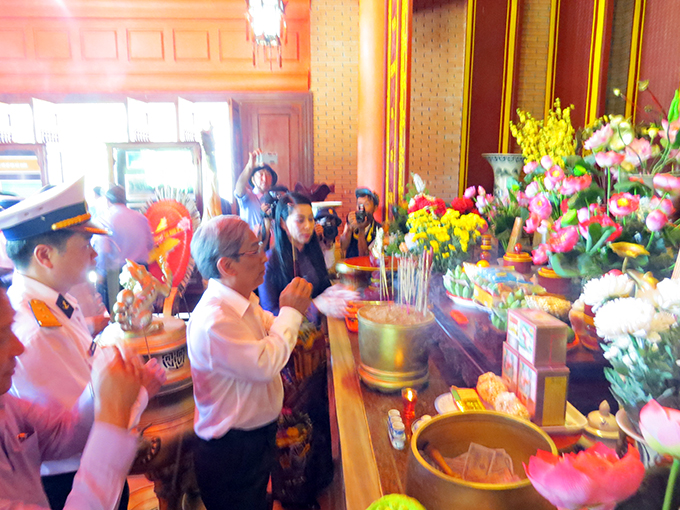 Dâng hương tại đền thờ Hồ Chí Minh trên đảo Trường Sa