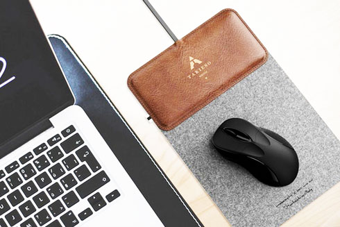 Miếng lót chuột tích hợp bộ sạc không dây cho smart-phone