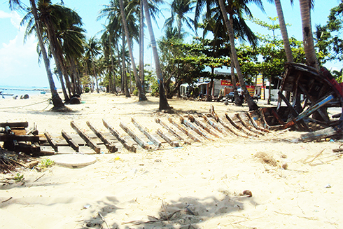 Cần di dời vỏ tàu hư hỏng