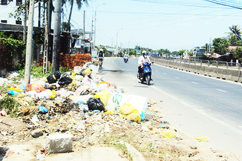 Rác đổ bừa bãi ven quốc lộ