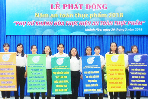 Phát huy vai trò chủ động của phụ nữ