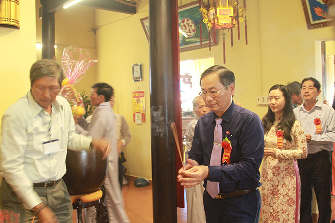 Nguyen Dac Tai, Deputy Chairman of Khanh Hoa Provincial People’s Committee, offering incense to Thien Y Ana Holy Mother 