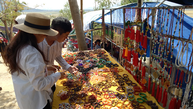 Souvenirs are sold along the route to Am Chua monumental site