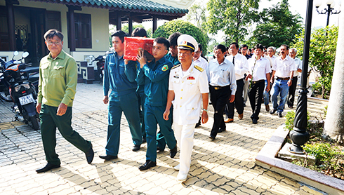 Đồng đội, người thân đón và an táng liệt sĩ Võ Kỳ Long  tại Nghĩa trang liệt sĩ Hòn Dung.