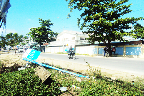 Bảng trụ trạm xe buýt nằm đường