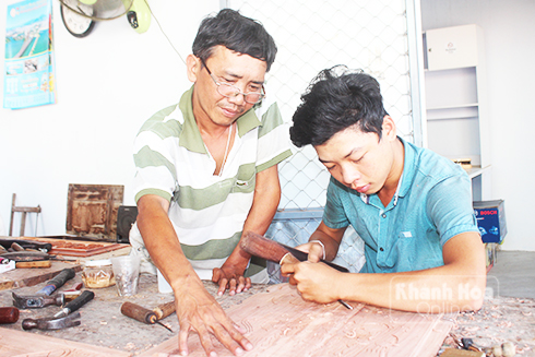 Anh Đoàn Minh Toàn hướng dẫn cho học trò chạm khắc gỗ.