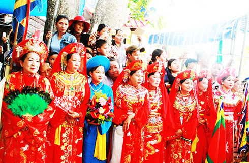 Các đoàn hành hương về dự Lễ hội Am Chúa.