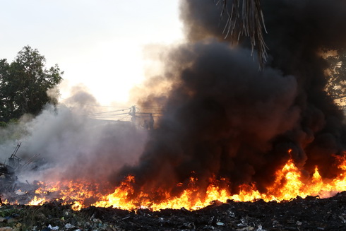 Cháy bãi tập kết phế liệu, học sinh nghỉ học