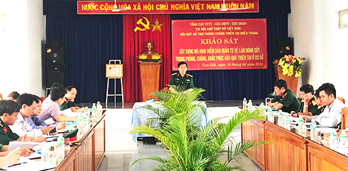 Đoàn khảo sát làm việc tại thị trấn Vạn Giã.