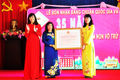Lãnh đạo Phòng Giáo dục và Đào tạo TP. Nha Trang trao bằng công nhận trường chuẩn quốc gia mức độ 1 lần 2 cho trường. 