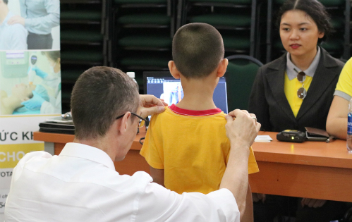 Hướng dẫn 4 cách tự kiểm tra cong vẹo cột sống