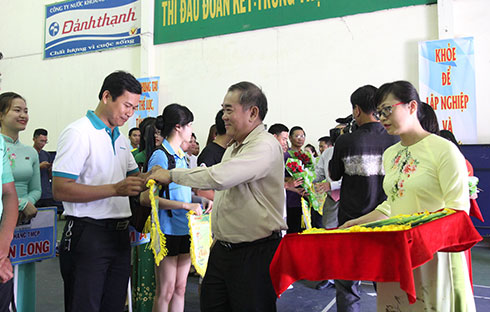 Ông Nguyễn Hoài Chiểu - Giám đốc Ngân hàng nhà nước chi nhánh Khánh Hòa tặng cờ lưu niệm cho các đội. 