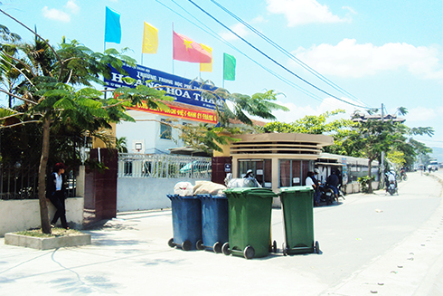Thùng rác trước cổng trường