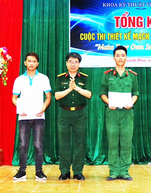 Lãnh đạo nhà trường trao thưởng cho 2 đội đạt giải nhất.