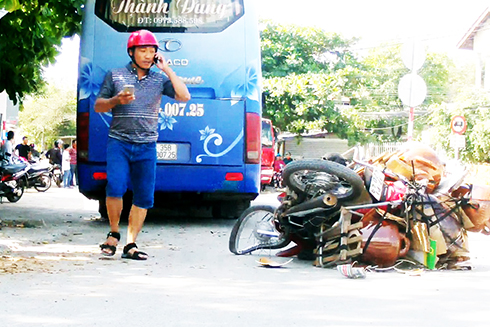 Xe khách ôm cua ngược chiều tông 2 xe máy, 1 người nguy kịch