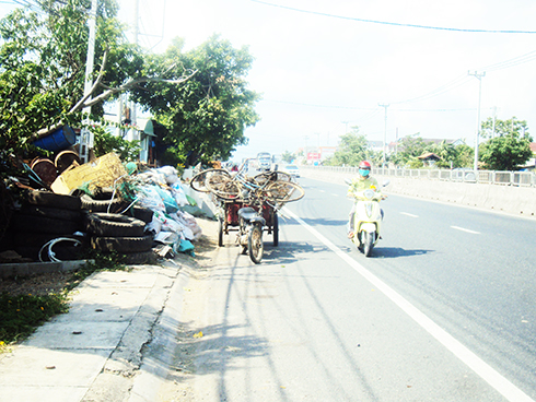 Phế liệu chiếm quốc lộ