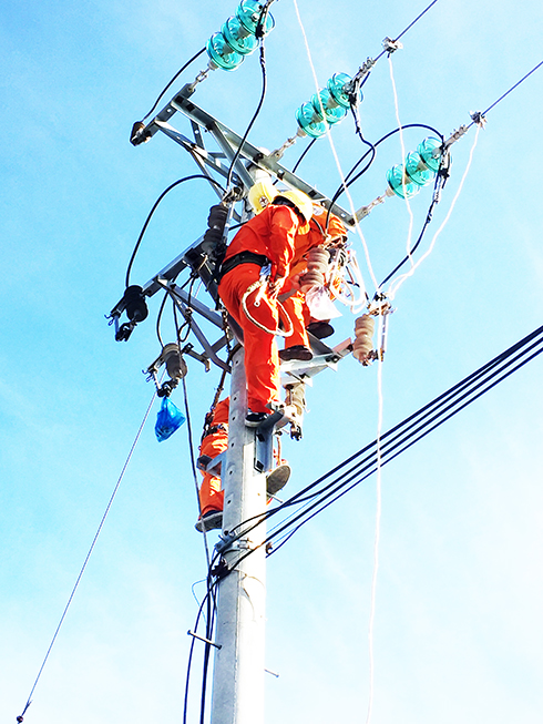 Tặng 36 bộ đo đếm điện năng cho Vùng 4 Hải quân